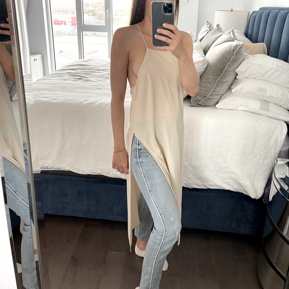 Beige long tank with slit. - Picture 2 of 7